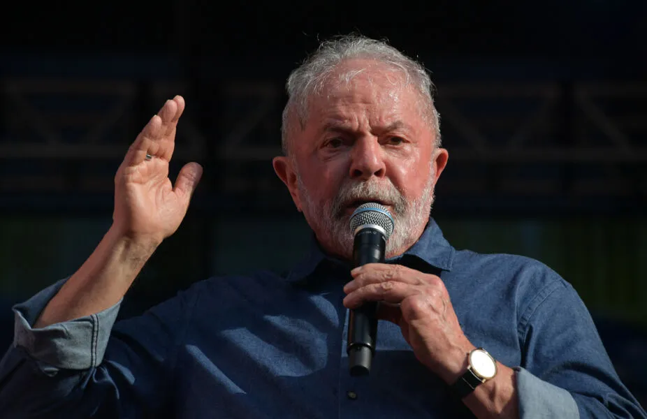 Lula afirmou que o presidente ucraniano, Volodymyr Zelensky, é "tão responsável como Putin" pela guerra