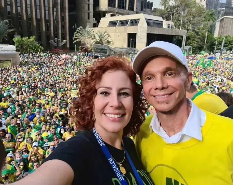 Carla Zambelli divulgou foto com cantor Netinho em ato na Paulista