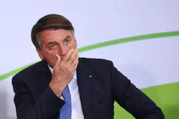 OUTDOOR BOLSONARO  Justiça determina retirada em 48 horas