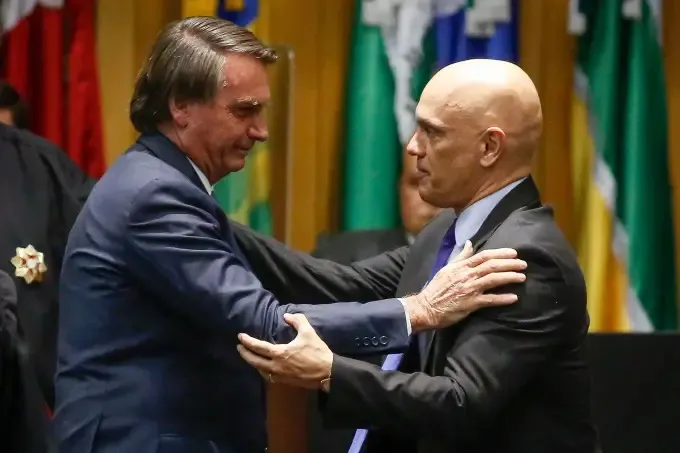 Jair Bolsonaro acusou Alexandre de Moraes de atacar a democracia ao seguir com o "Inquérito das Fake News"