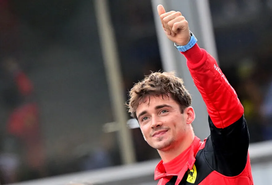 Leclerc ocupa a vice-liderança do campeonato, atrás de Verstappen, que vai largar em 4º