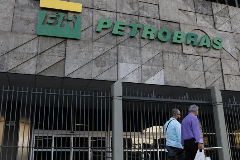 "Tem que modular isso aí, não pode simplesmente quem pagar mais levar”, disse Bolsonaro sobre ideia de privatizar a Petrobras