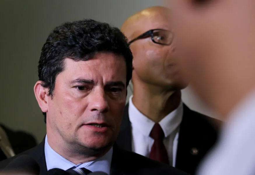 Ex-juiz Sérgio Moro (União Brasil) enfrenta uma denúncia da empresária Roberta Moreira Luchsinger, que o acusa de fraude na tentativa de mudar o domicílio eleitoral do Paraná para São Paulo