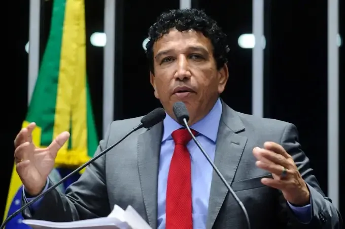 Ex-senador do partido do presidente Jair Bolsonaro discursou ao lado do deputado federal Daniel Silveira (PTB-RJ)