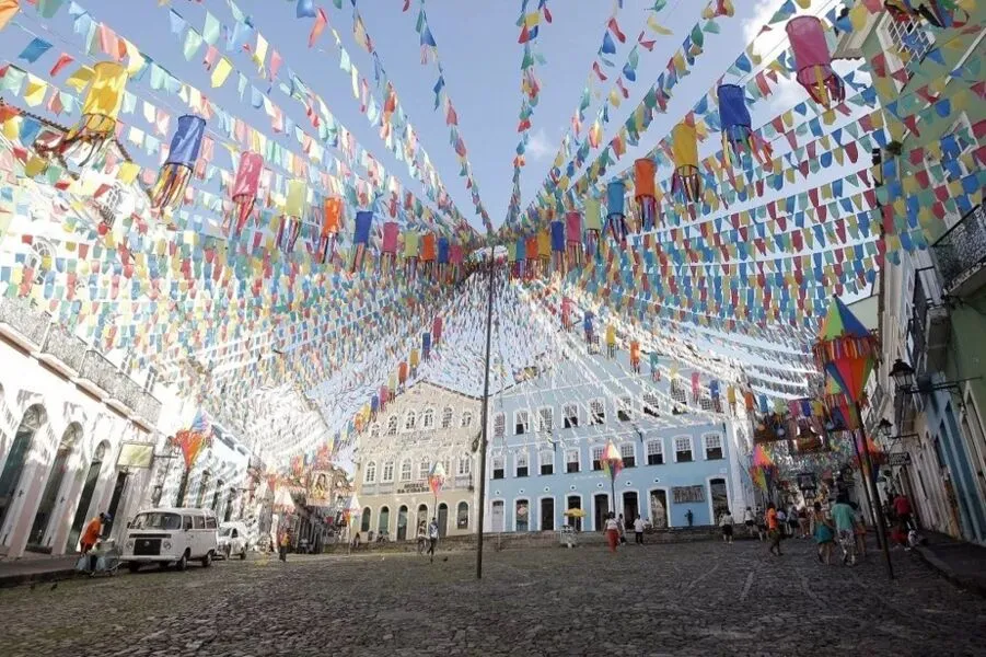 Centro Histórico de Salvador com decoração para as festas do mês de junho