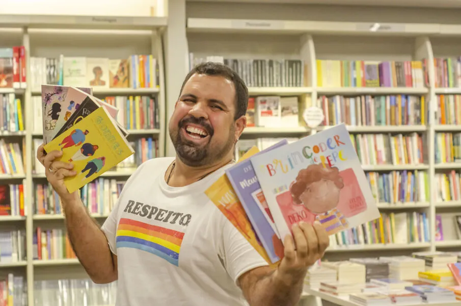 O baiano Deko Lipe é autor de literatura infantojuvenil e diz que a invisibilização das pessoas LGBTQIAP+ é ainda maior na infância