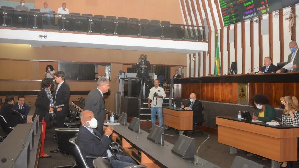 Presidente Adolfo Menezes (PSD) comandou os trabalhos da sessão