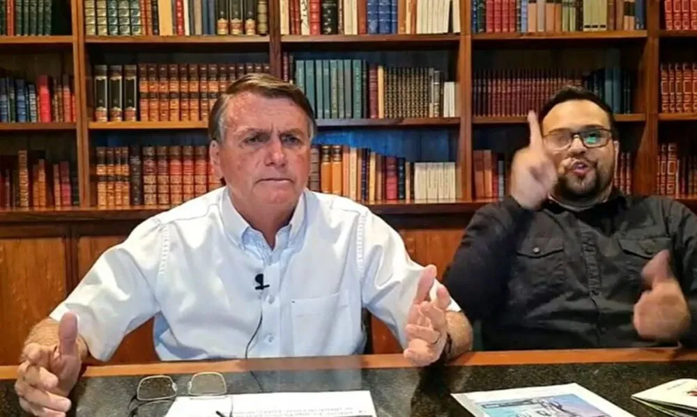Jair Bolsonaro durante transmissão de live semanal nas redes sociais