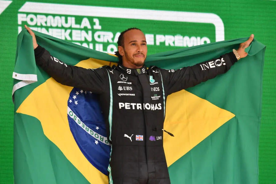 Nas redes sociais, os fãs de Fórmula 1 de Lewis Hamilton pedem que Nelson Piquet seja banido do Paddock