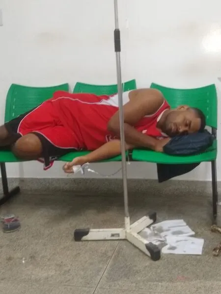 Menino, que era autista, espera diagnóstico deitado em cadeiras no Hospital Municipal de Simões Filho.