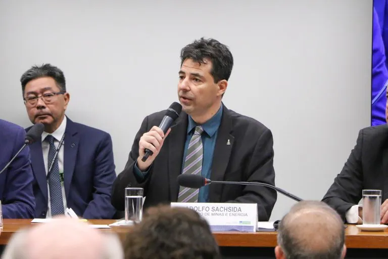 Adolfo Sachsida defende venda da Petrobrás mas diz que decisão não passa por Bolsonaro.