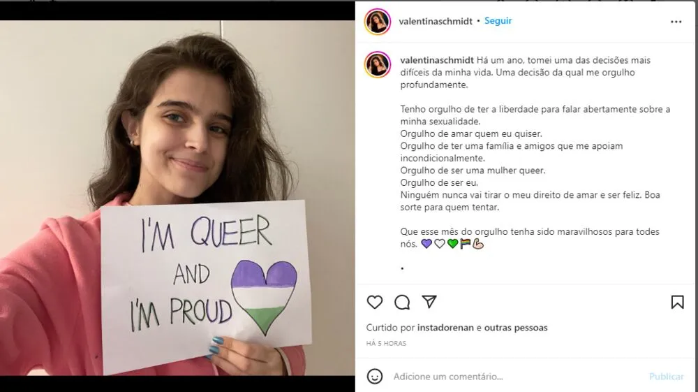 No post do Instagram, a jovem, que é escritora e atriz, segura um cartaz com os dizeres em inglês