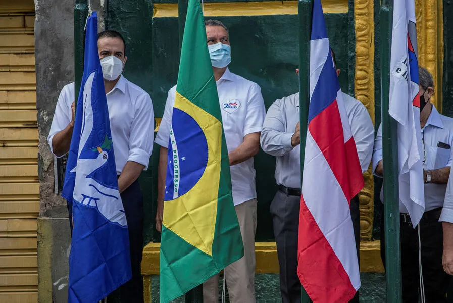 Bruno Reis, prefeito de Salvador e Rui Costa, Governador da Bahia, hasteiam bandeiras em cerimônia sem festa de 2021