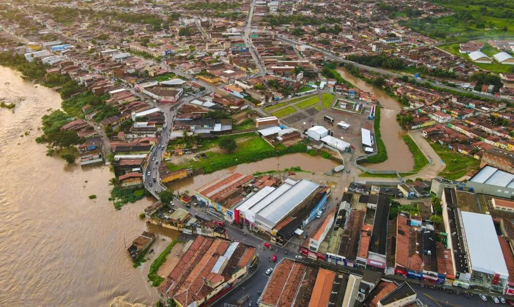 Chuva elevou nível dos rios e as águas invadiram as residências
