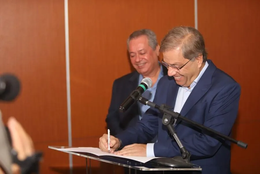 Contrato foi assinado pelo CEO da Acelen, Luiz de Mendonça, e o presidente da FIEB, Ricardo Alban