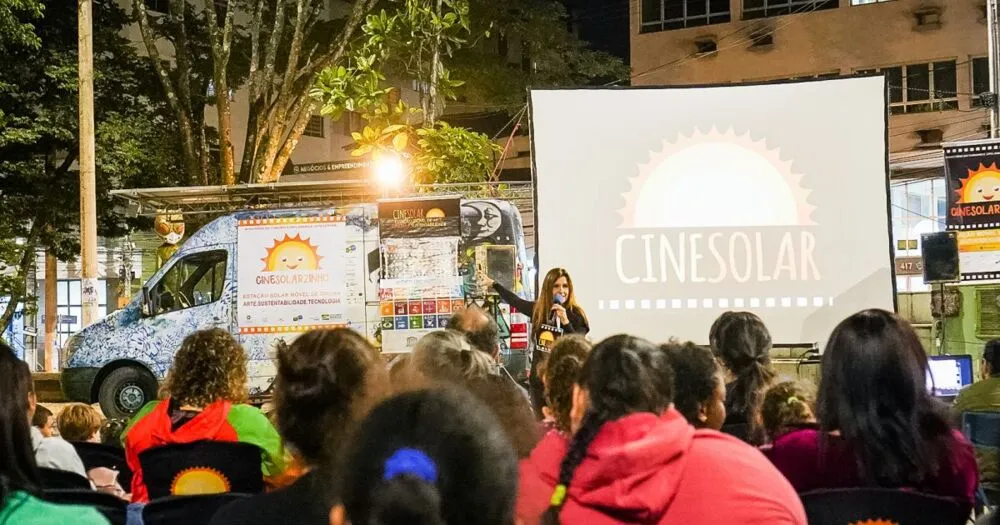 CineSolar é o primeiro itinerante do Brasil movido a energia limpa e renovável e funciona dentro de uma van