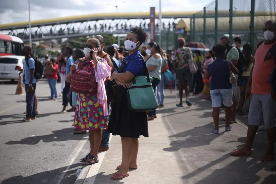 Passageiros enfrentaram transtornos na manhã desta quinta-feira, 17, por conta da paralisação