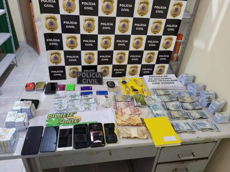 Nove suspeitos foram autuados em flagrante quando partiam para outra cidade
