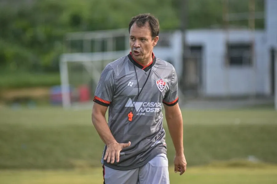 Junto com o treinador, também deixam o clube o assistente técnico Pedro Gama e o preparador físico Leonardo Fagundes