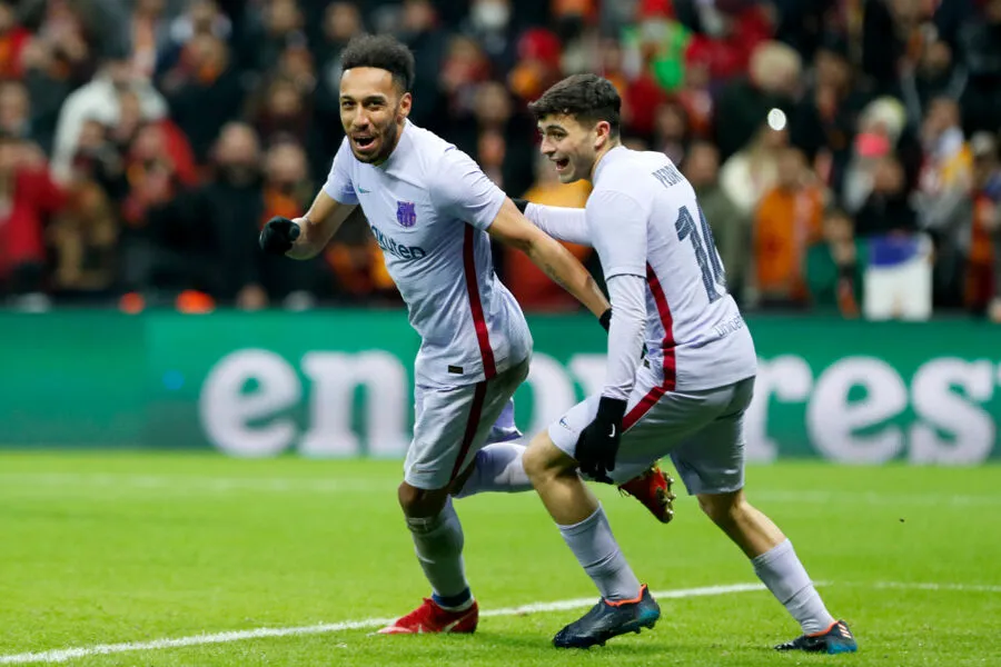 Pedri (à dir.) comemora gol marcado pelo Barcelona sobre o Galatasaray