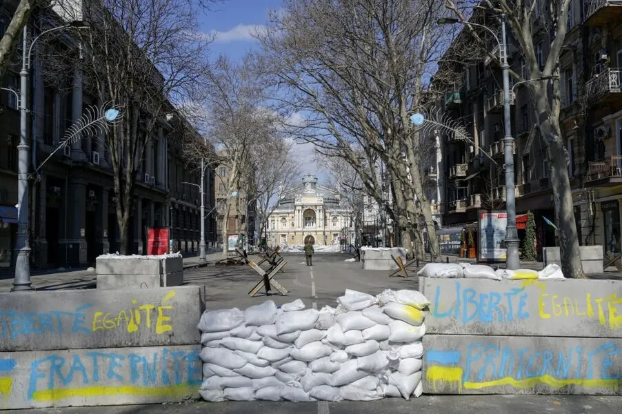 Ainda a salvo dos horrores da guerra no norte e leste do país, Odessa parece suspensa em um momento difuso