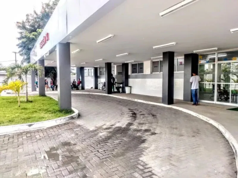 O baleado foi socorrido para o Hospital Geral Clériston Andrade, mas não resistiu aos ferimentos