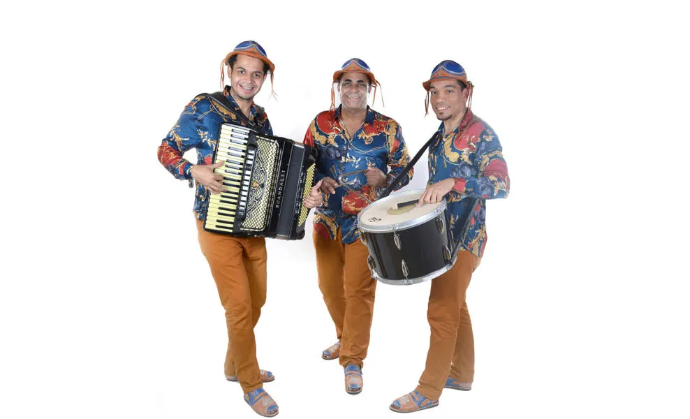 Formação atual: Tom Silva (sanfona e vocal), Luiz Mário (triângulo e voz), Jonas Santana (zabumba e vocal)