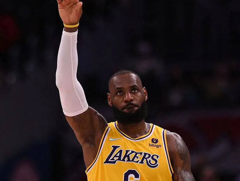 Agora Lebron conta com 36.947 pontos em 1363 partidas, e fica atrás apenas de Kareem Abdul-Jabbar