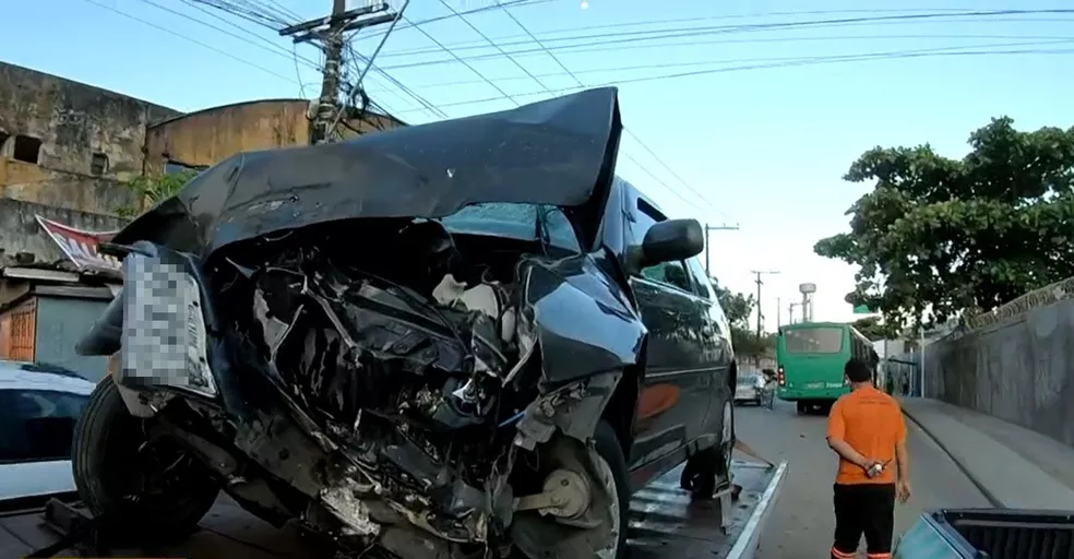 Carro ficou parcialmente destruído