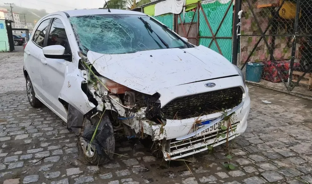 Motorista fugiu e abandonou veículo em condomínio residencial