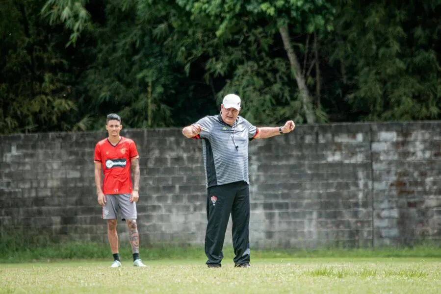 Treinador de 73 anos retornou ao Leão na última semana