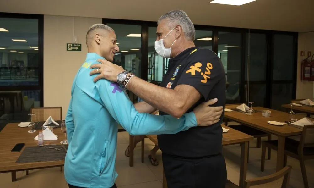 Nesta segunda, Richarlison fez um trabalho regenerativo em campo
