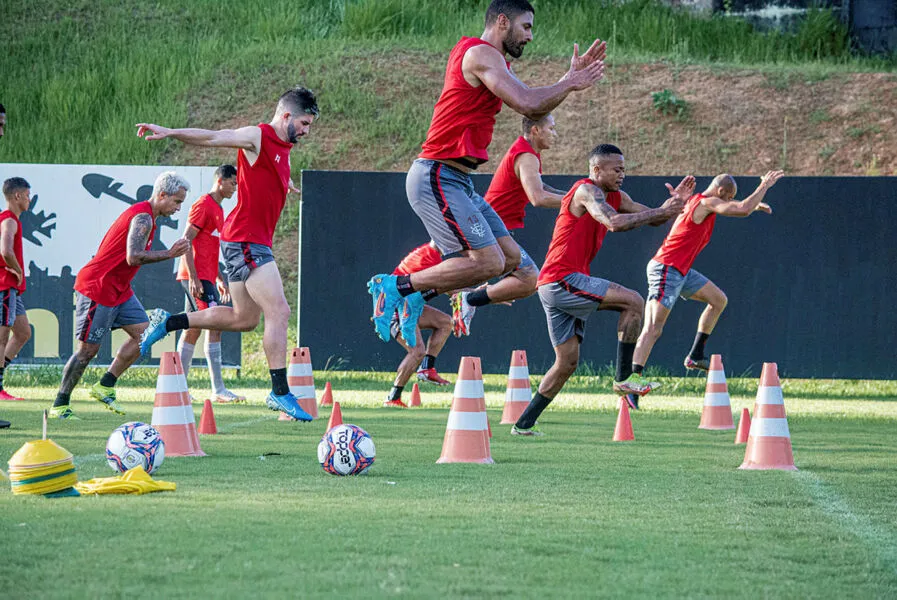 Tréllez (C) em treino físico com o elenco do Vitória na Toca