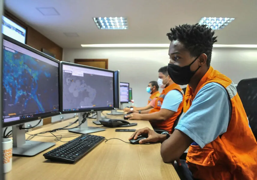 Equipe do Centro de Monitoramento e Alerta da Codesal de Salvador faz monitoração climática da cidade e dos bairros que mais chovem