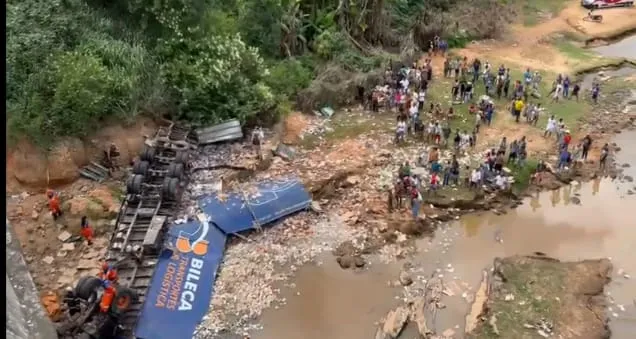 Caminhão ficou totalmente destruído após queda