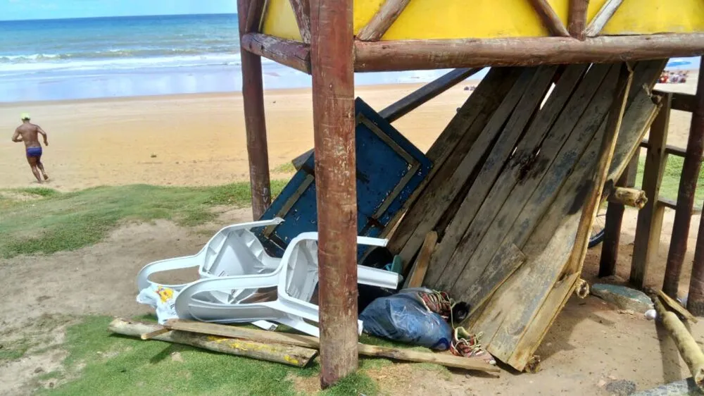 O posto de trabalho dos salva-vidas tem aproximadamente 1,60m de altura