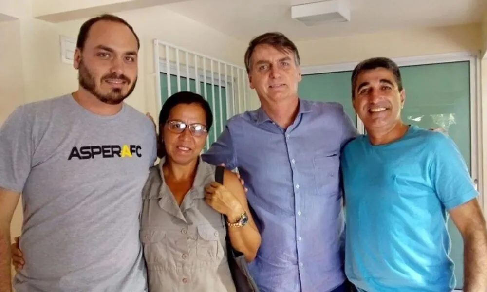 Wal do Açaí com o presidente Bolsonaro e o vereador Carlos Bolsonaro em foto nas redes sociais