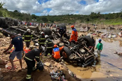 Vítima ficou presa às ferragens e foi socorrido com vida