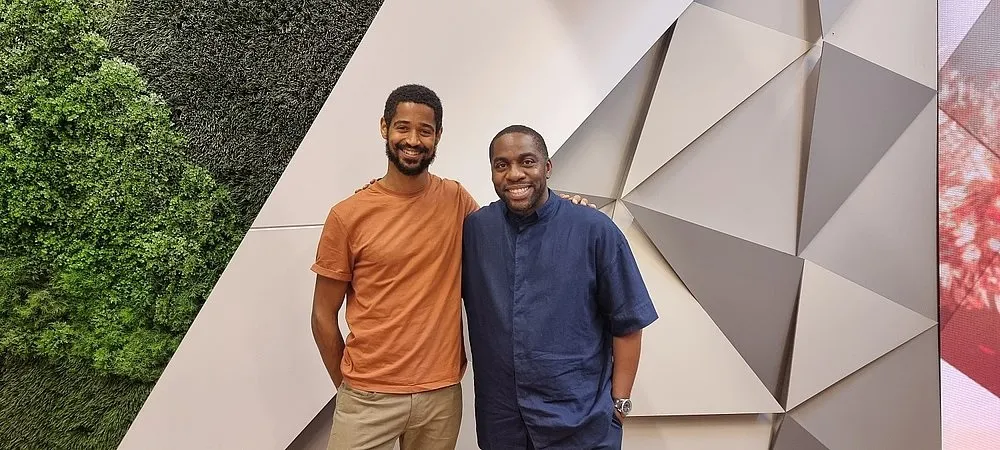 Alfred Enoch e Lázaro Ramos, protagonista e diretor do filme Medida Provisória