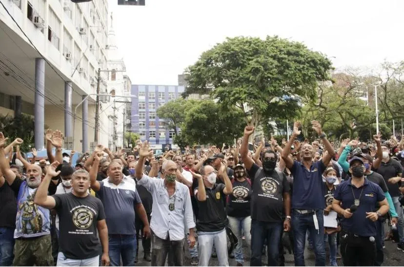 Policiais Civis em frente à corregedoria