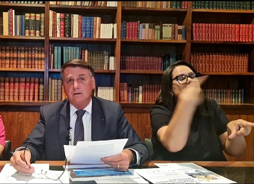 Bolsonaro durante live nesta quinta-feira, 24