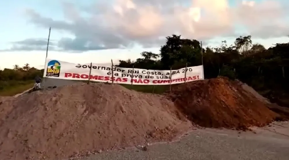 Caçambas deixaram areia no meio da pista como forma de protesto.