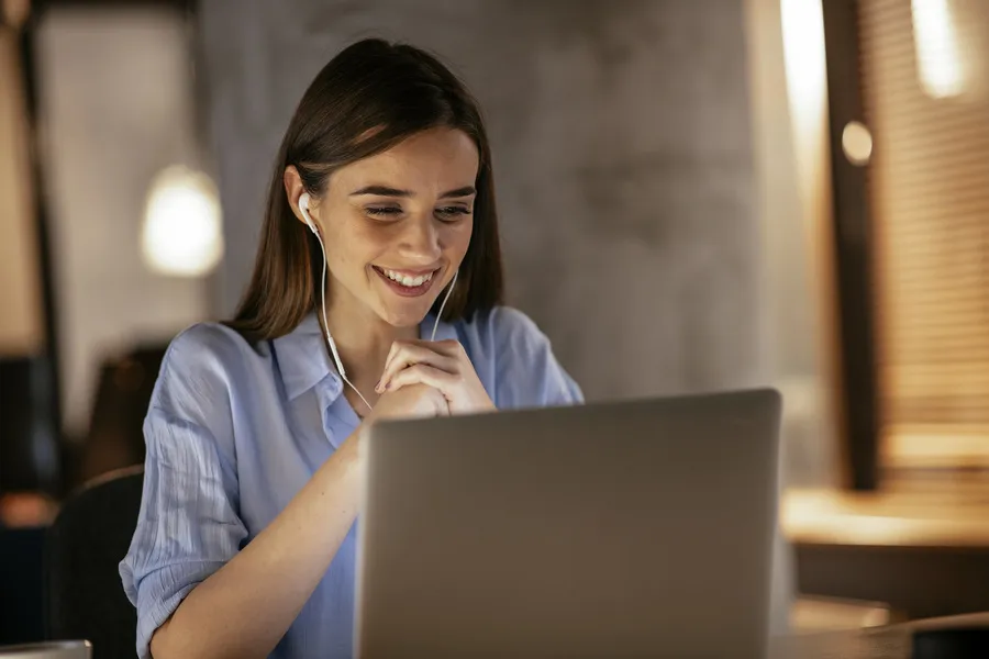 são oferecidos cursos de unhas, maquiagem e skincare, além de desenvolvimento pessoal, empreendedorismo e vendas.