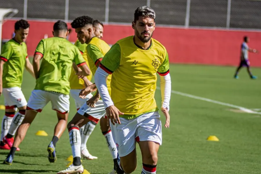 om a camisa vermelha e preta, o zagueiro disputou um total de 10 partidas e marcou um gol