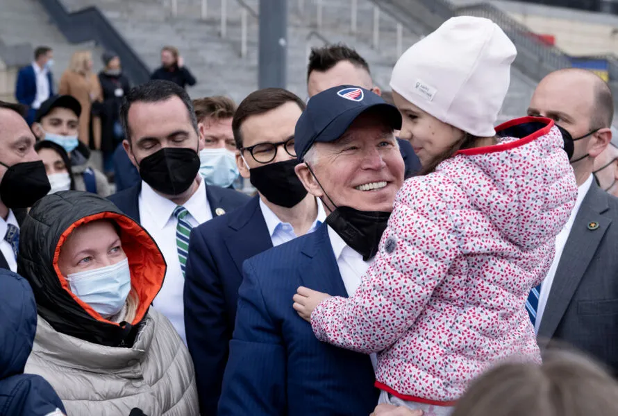 Presidente Joe Biden se encontra com refugiados ucranianos na Polônia