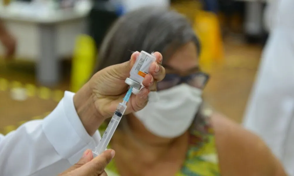 Segundo o estudo, apenas 41% da população já havia recebido as três doses até a terça-feira, 22