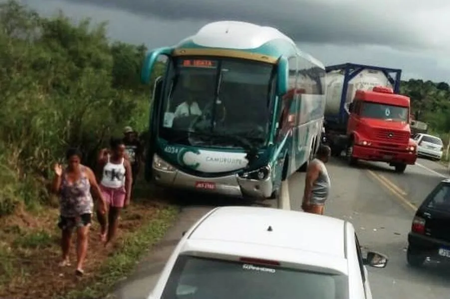 Batida causou a morte do motorista e três passageiras, incluindo uma mãe e sua filha