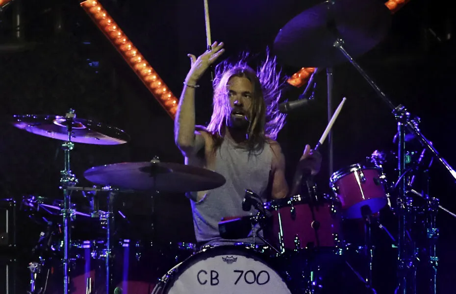 Taylor Hawkins, baterista da banda Foo Fighters, morreu na noite de sexta-feira, aos 50 anos