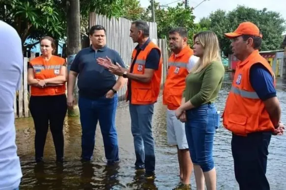 Davi Alcolumbre e o governador do Amapá, Waldez Góes, estiveram no sul do estado antes do pouso forçado do helicóptero