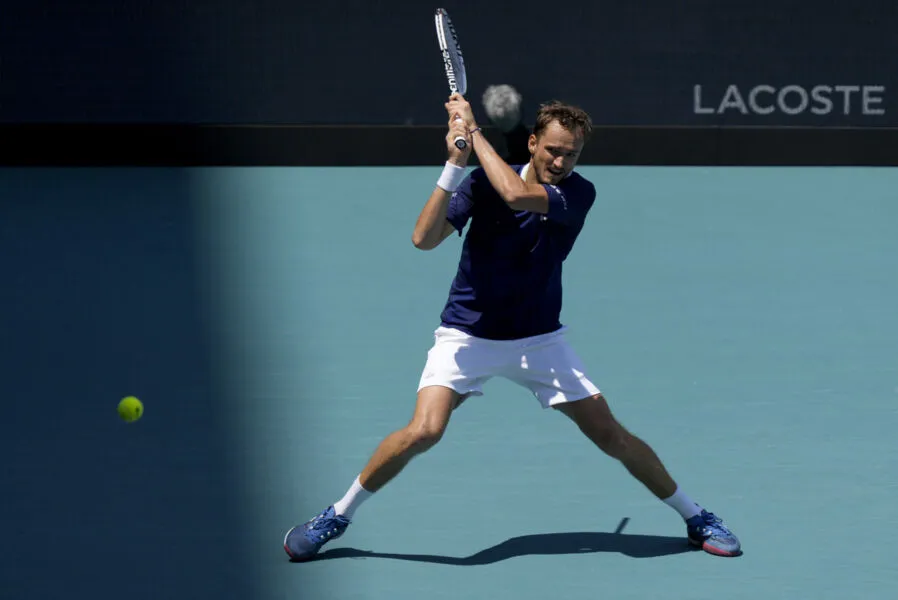 Medvedev derrotou Martínez (47º ATP) por 6-3 e 6-4 após uma hora e 24 minutos de jogo
